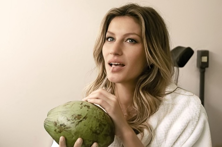 Gisele B Ndchen Posa De Lingerie Para Campanha Portal Oclick De Bem Com A Vida